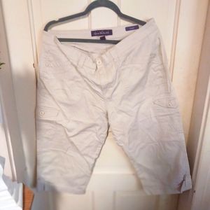 Gloria Vanderbilt khaki capris 16